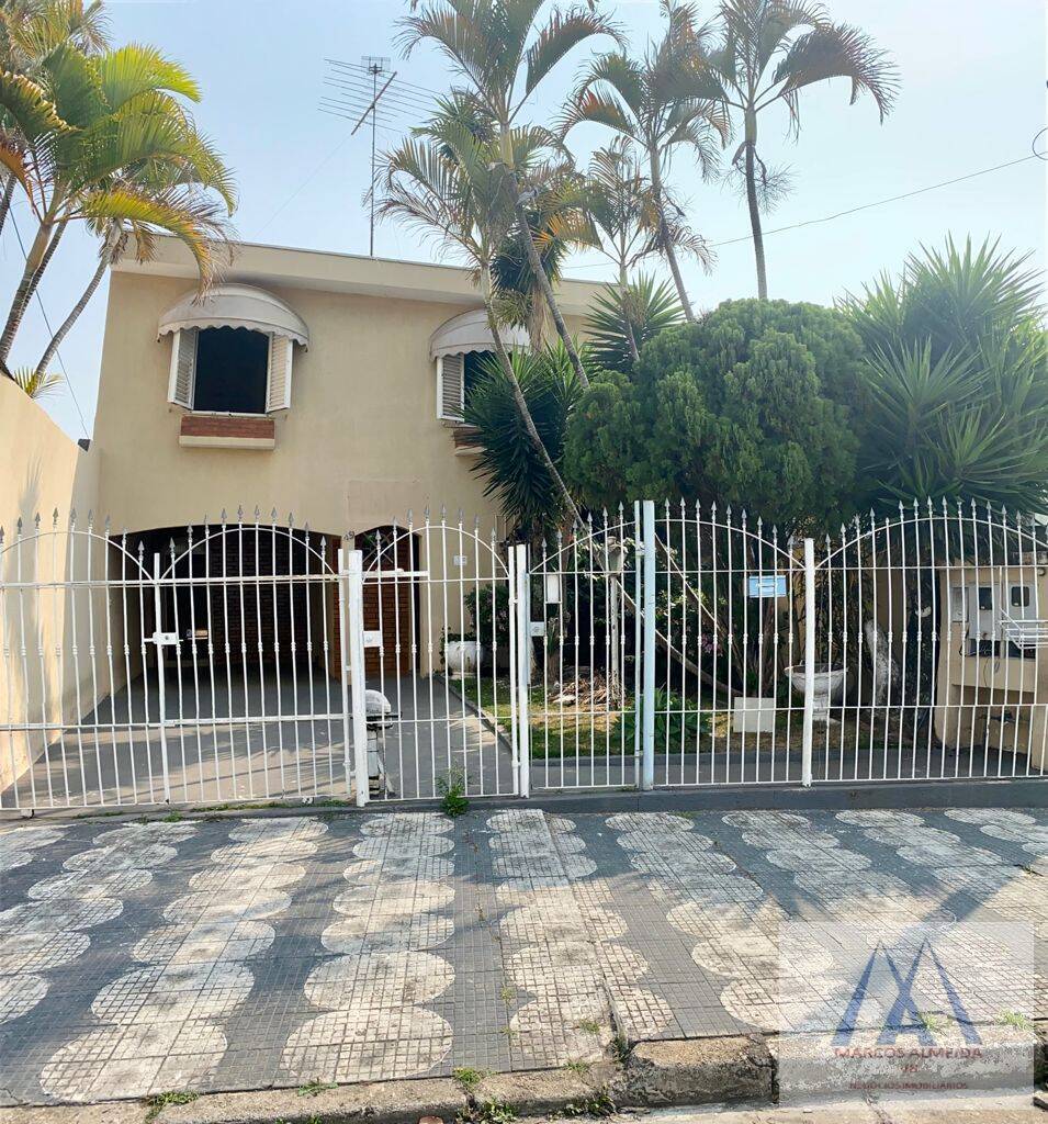 Casa à venda com 3 quartos, 212m² - Foto 1