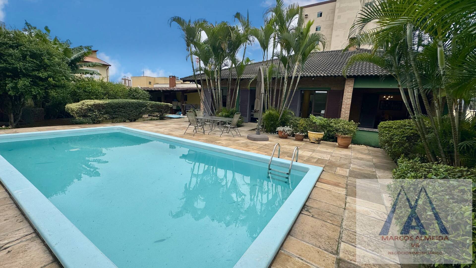 Casa à venda com 4 quartos, 380m² - Foto 1