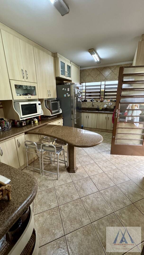Casa à venda com 4 quartos, 380m² - Foto 18