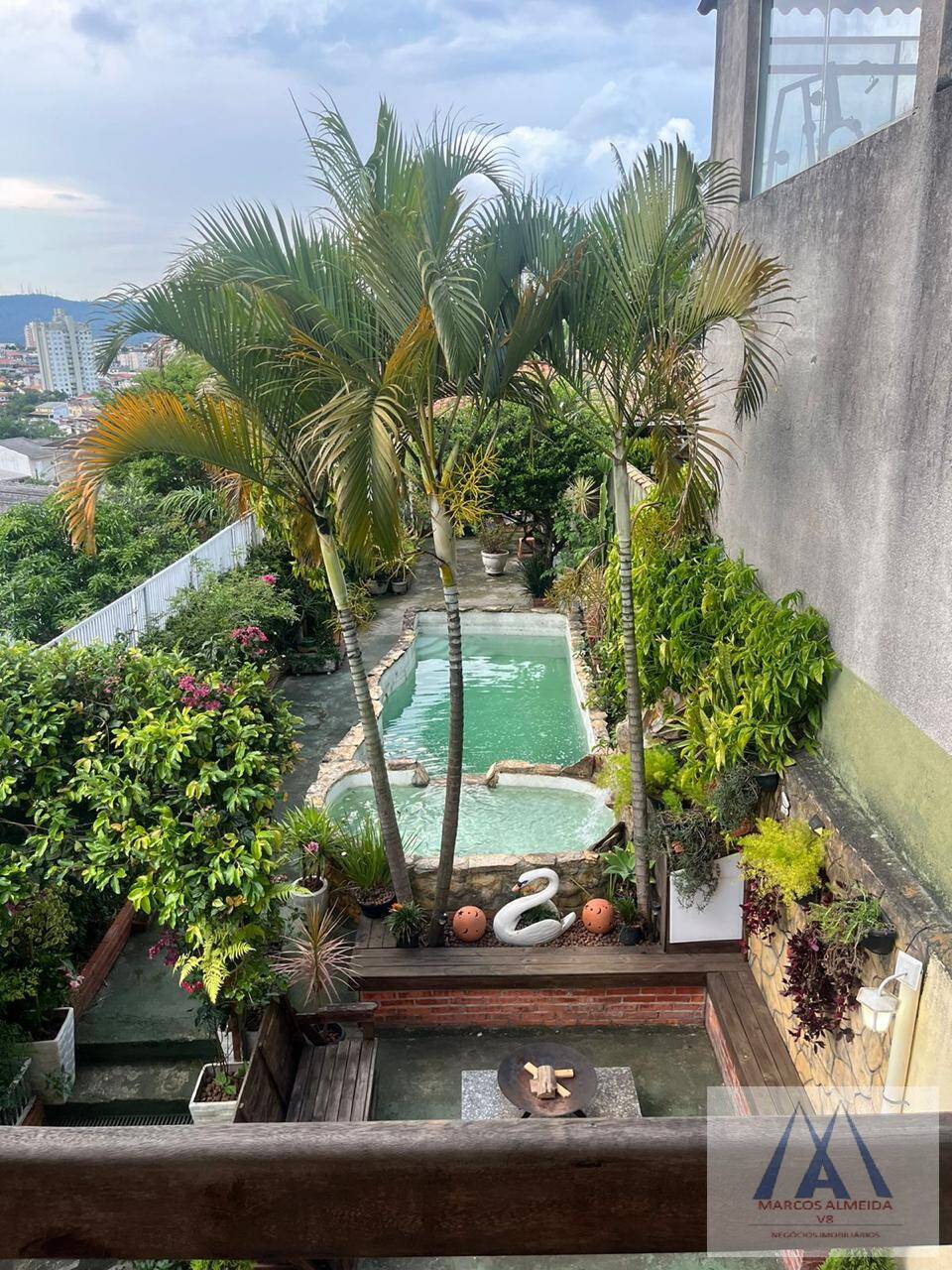 Casa à venda com 3 quartos, 215m² - Foto 1